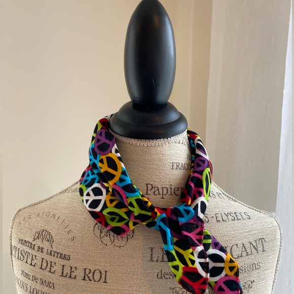 Peace sign in multicolor scarf - Picture 3 of 3